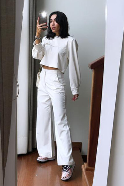 Conjunto Blusa de Malha com Recortes e Calça Pantalona com Nervuras