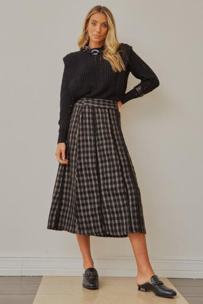 Conjunto Blusa Tricot Manga Comprida Detalhe Cava com Saia Midi Tweed